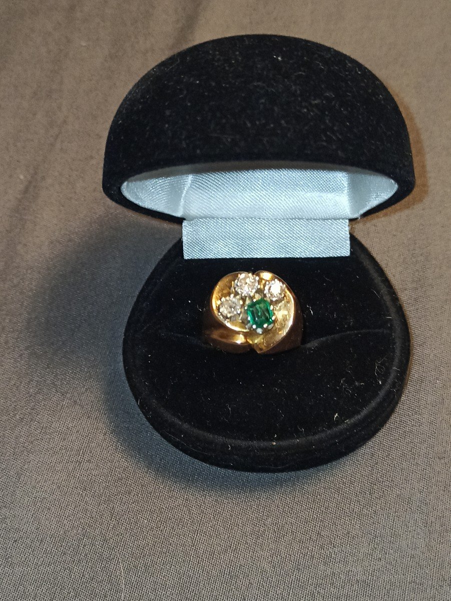 Bague En Or Jaune 18 K De Forme Dôme Ornée De Brillants Et D Une Emeraude Circa 1940