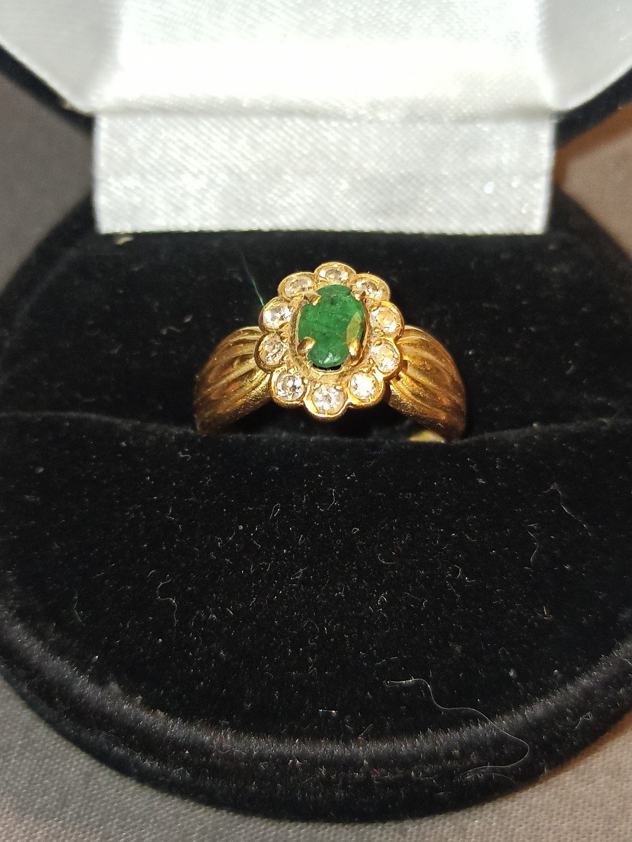 18k Gold Ring In Daisy Style Adorned With An Emerald In A Surrounding Of Brilliants -photo-2