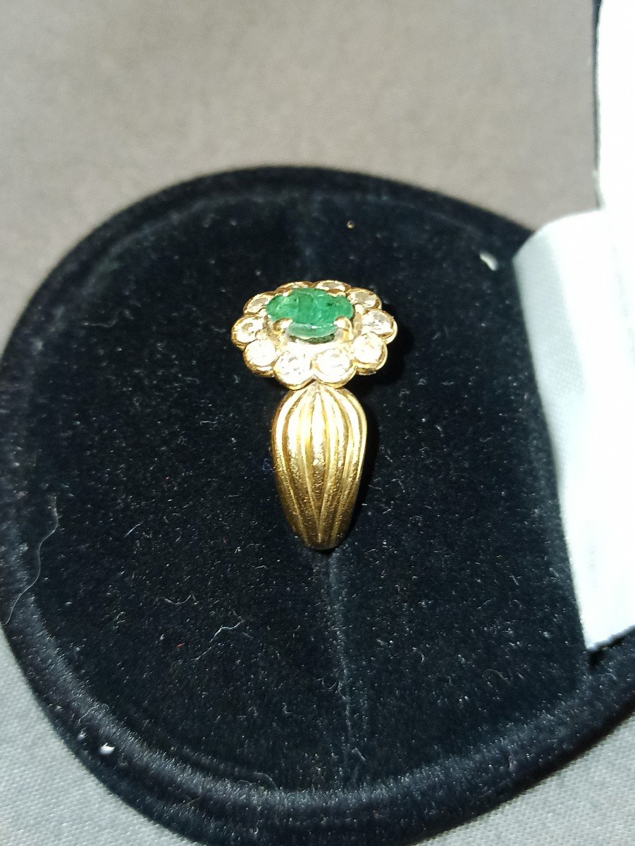 18k Gold Ring In Daisy Style Adorned With An Emerald In A Surrounding Of Brilliants -photo-3