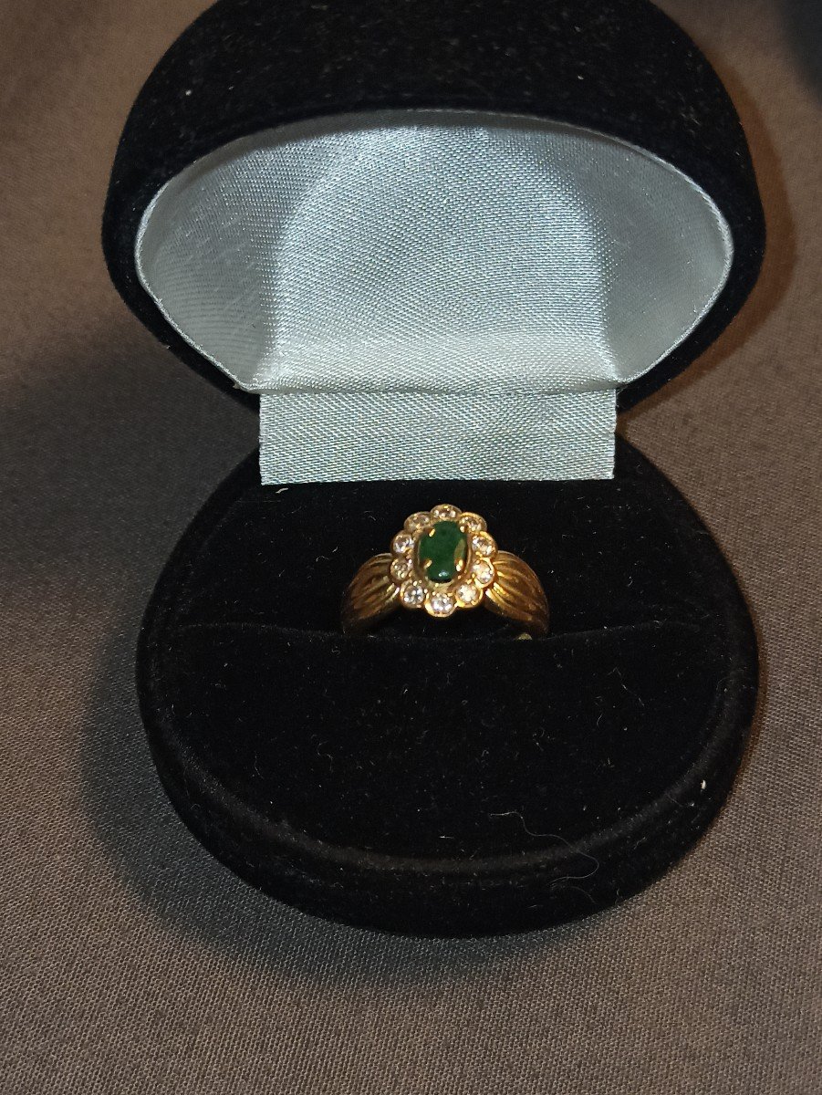 18k Gold Ring In Daisy Style Adorned With An Emerald In A Surrounding Of Brilliants 