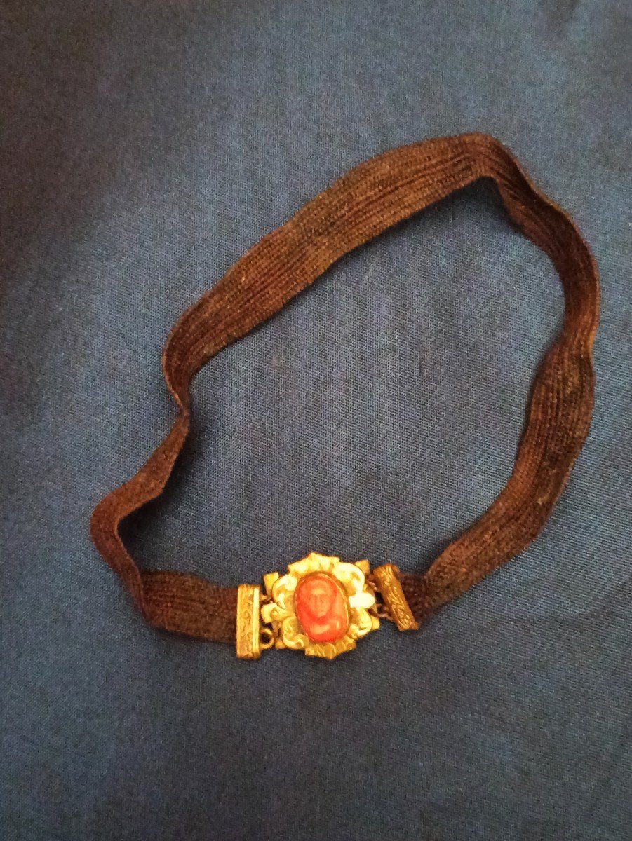 Bracelet De Jeune Fille En Cheveux Tressés Orné D Un Fermoir En Pouponne Et Camée Corail Nap Ii