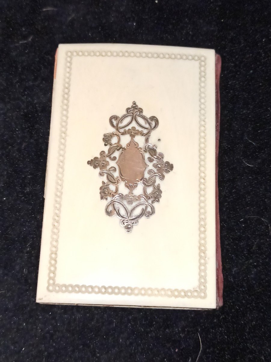 Carnet De Bal En Matière Organique Piqué D Un Riche Décor En Argent Circa 1850