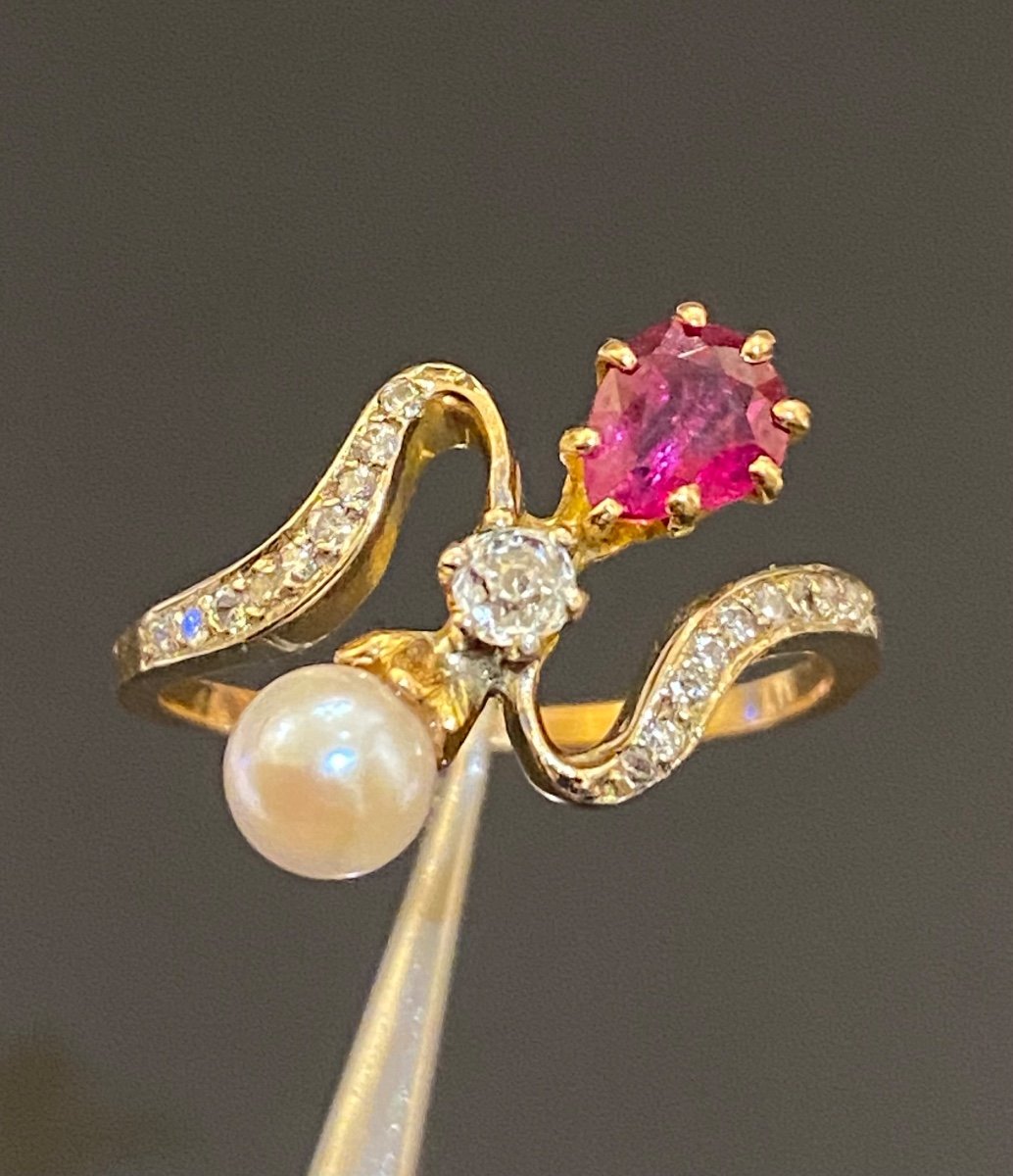 Bague Ancienne Or, Rubis, Perle Et Diamants. Duchesse