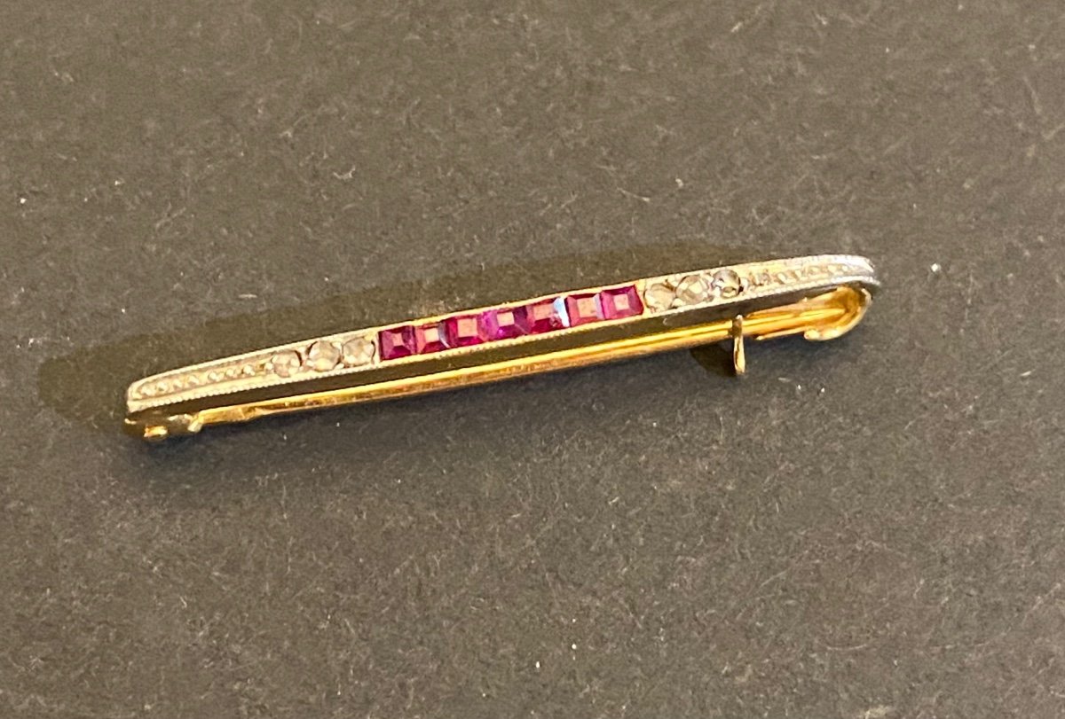 Old Art Deco Style Brooch In Gold, Ruby And Diamonds-photo-3