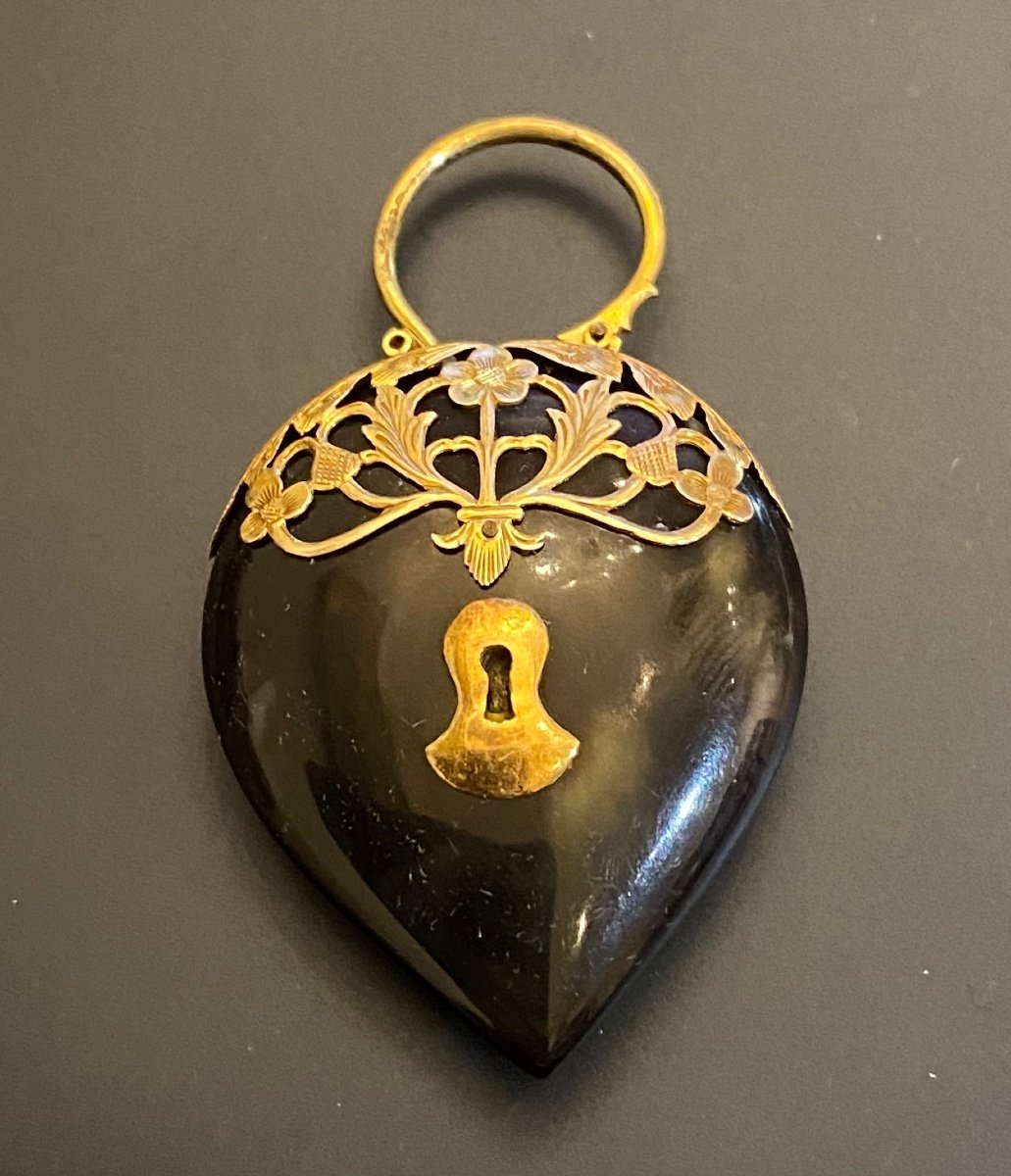 XIX Siècle. Ancien Pendentif En écaille De Tortue Brune Et Or 750/1000 Eme.