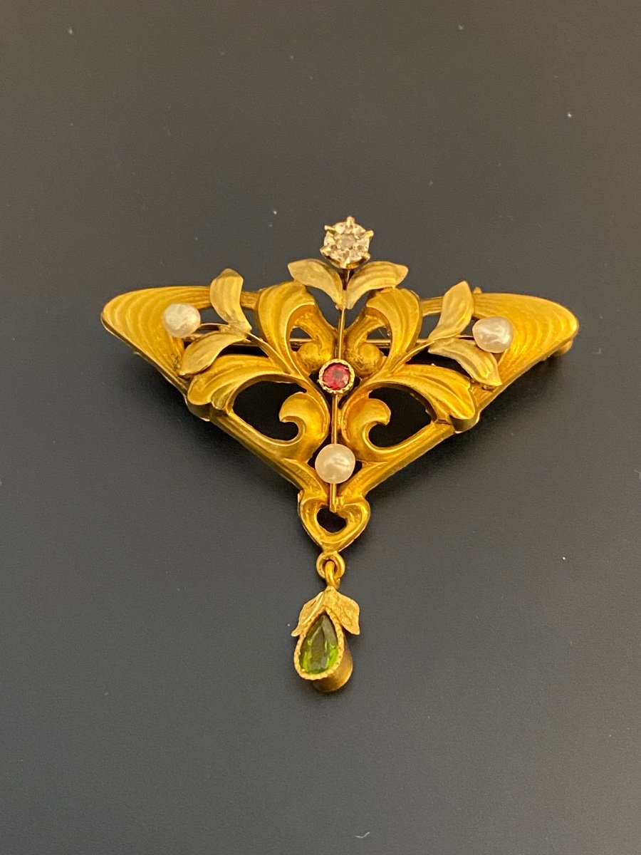 Art Nouveau Style Brooch In 759/1000 Gold