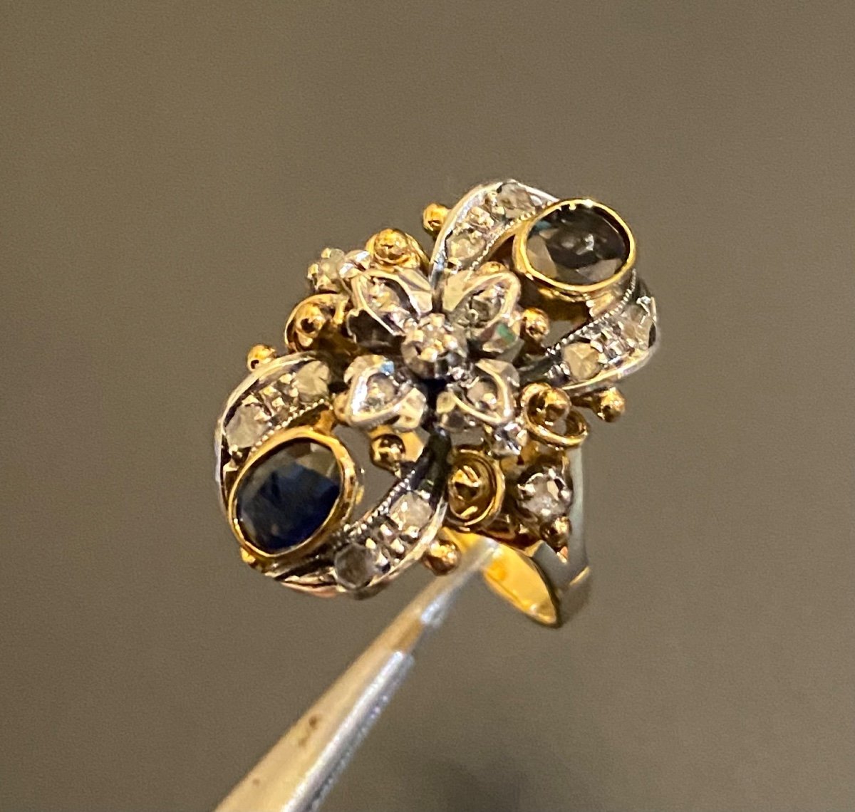 Antique Ring In Gold, Silver, Sapphires And Diamonds-photo-2