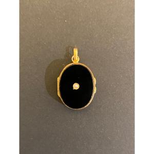 Old Souvenir Porre Pendant In Gold And Onyx