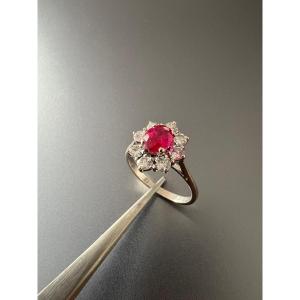 Bague Marguerite En Or Gris 750/1000 Eme , Rubis Et Diamants.