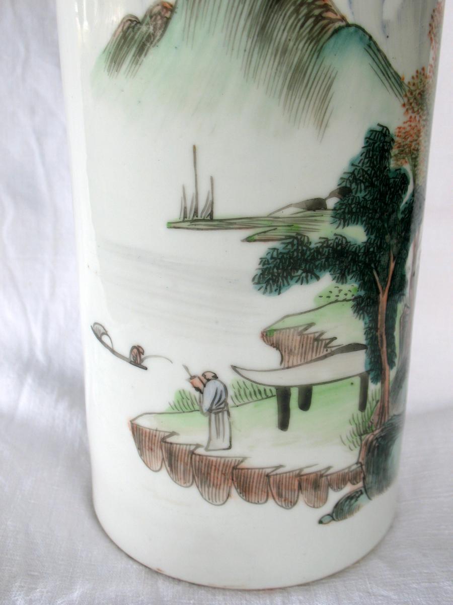 Vase rouleau en porcelaine de Chine. Décor paysage et pêcheur. Début XXème-photo-1