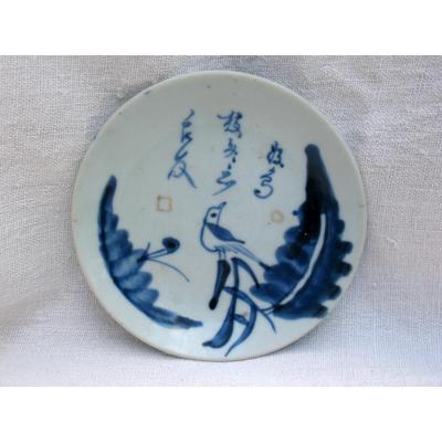 Plat en porcelaine blanc bleu. Décor à l'oiseau. Chine, XVIIIème