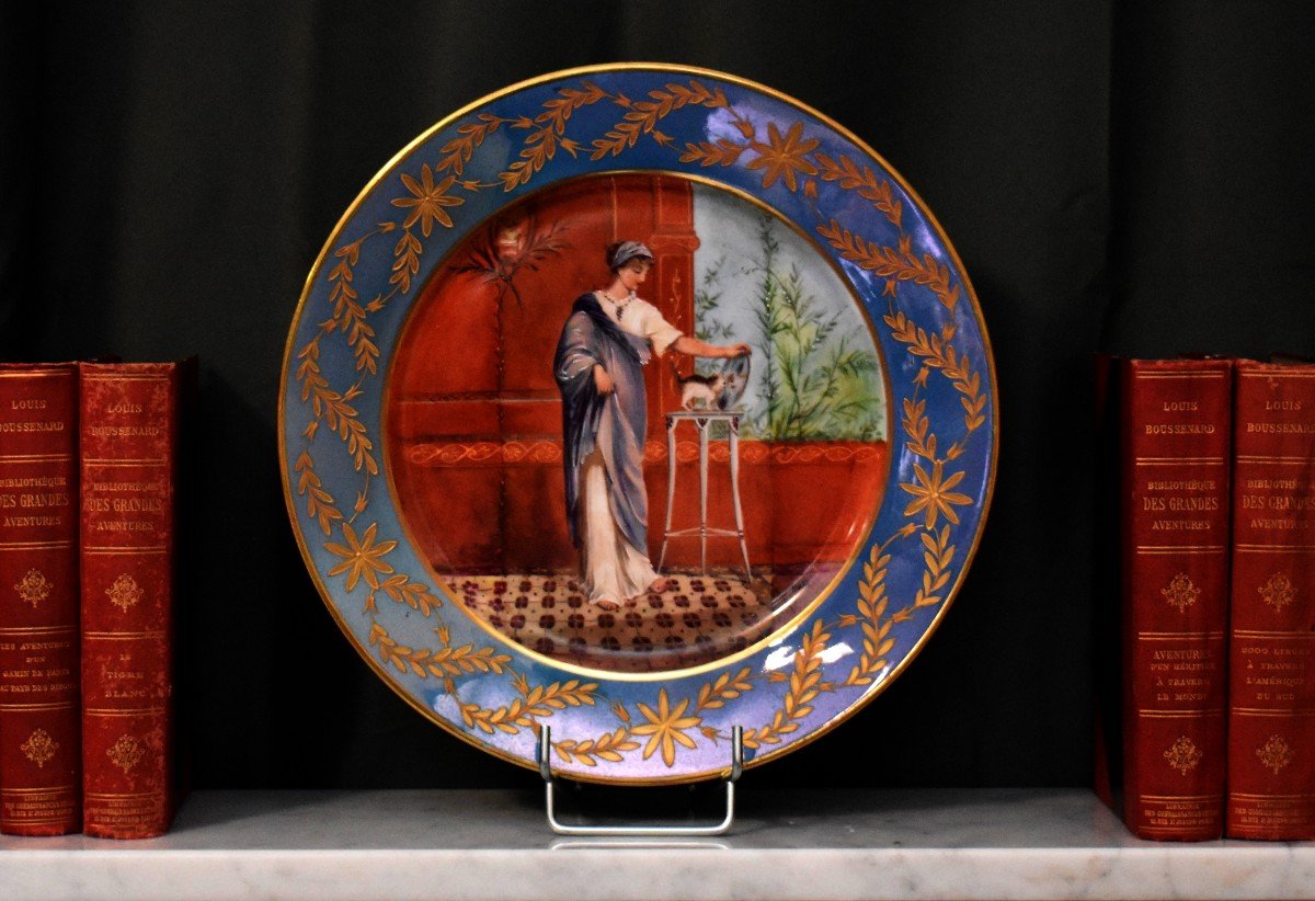 Balleroy - William Guérin. Plat Décoratif En Porcelaine De Limoges, Assiette De Collection Décor à l'Antique peint à la main, femme et chaton.