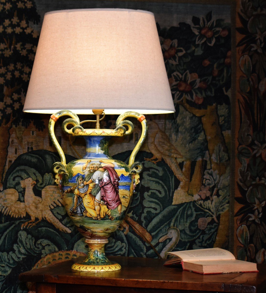 Grande Lampe En Faïence Italienne, Majolique Dans Le Goût d'Urbino, Décor à l'Antique, fin XIXème, Italie du Sud.