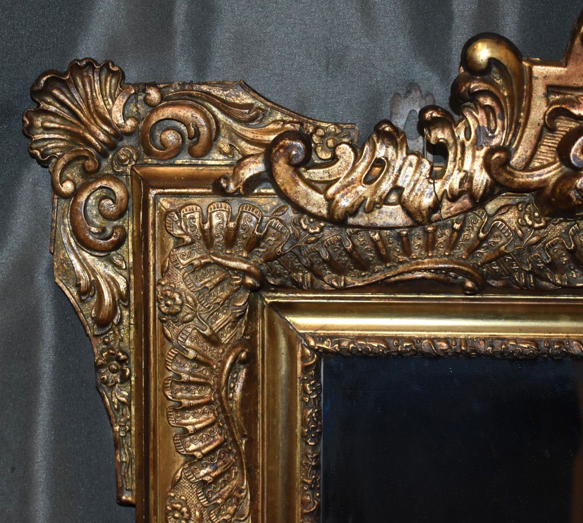 Grand Miroir à fronton de style Louis XV , Epoque  Napoléon III , Glace De Cheminée En Bois Et Stuc Doré, XIXème.-photo-2