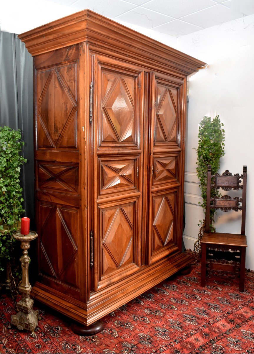 Armoire Louis XIII En Noyer Massif , Décor Pointes De Diamants ,  fin du XVIIème début XVIIIème  siècle  à Soubassement Et Pieds Boules.-photo-2