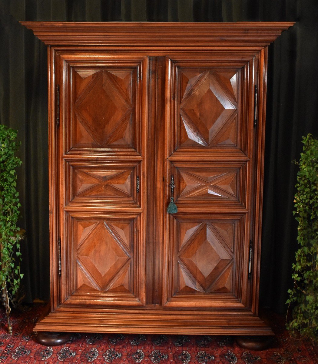 Armoire Louis XIII En Noyer Massif , Décor Pointes De Diamants ,  fin du XVIIème début XVIIIème  siècle  à Soubassement Et Pieds Boules.-photo-3