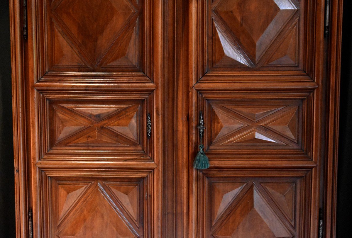 Armoire Louis XIII En Noyer Massif , Décor Pointes De Diamants ,  fin du XVIIème début XVIIIème  siècle  à Soubassement Et Pieds Boules.-photo-1