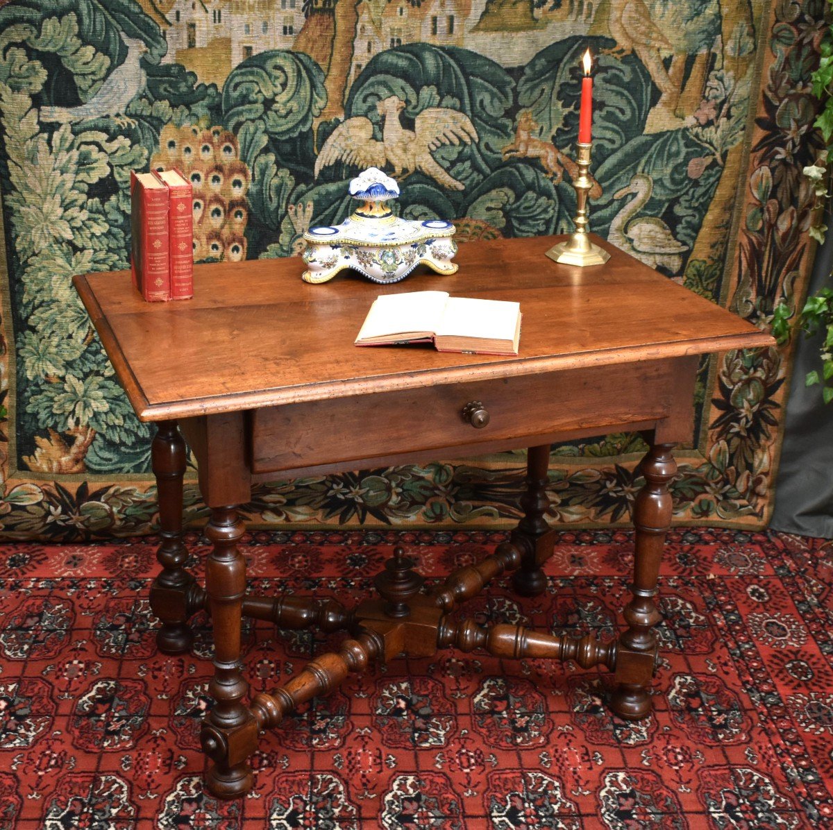 Table &agrave; &eacute;crire , Bureau En Noyer De Style Louis XIII - Louis XIV,  Fin  XVIIe - D&eacute;but XVIIIe,  entrejambe en X, pieds balustres