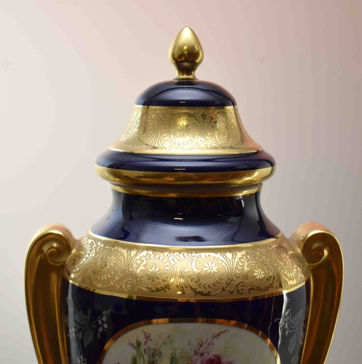 Grand Vase En Porcelaine De Limoges, Pot Couvert  En Bleu De Four Et Double Incrustation Or, décor entièrement peint main. -photo-4