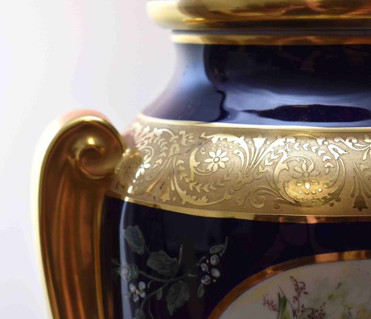 Grand Vase En Porcelaine De Limoges, Pot Couvert  En Bleu De Four Et Double Incrustation Or, décor entièrement peint main. -photo-5