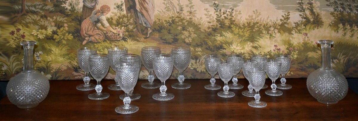 Service De Verres En Cristal De Baccarat Modèle à  pointes de Diamants biseautées ,   Forme Gondole, Deux Carafes décor biseaux.-photo-2