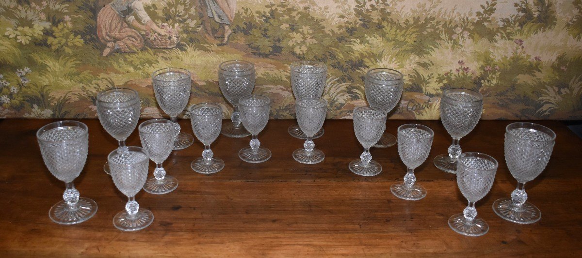 Service De Verres En Cristal De Baccarat Modèle à  pointes de Diamants biseautées ,   Forme Gondole, Deux Carafes décor biseaux.-photo-3