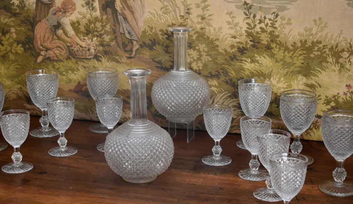 Service De Verres En Cristal De Baccarat Modèle à  pointes de Diamants biseautées ,   Forme Gondole, Deux Carafes décor biseaux.-photo-4