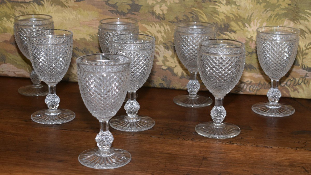 Service De Verres En Cristal De Baccarat Modèle à  pointes de Diamants biseautées ,   Forme Gondole, Deux Carafes décor biseaux.-photo-1