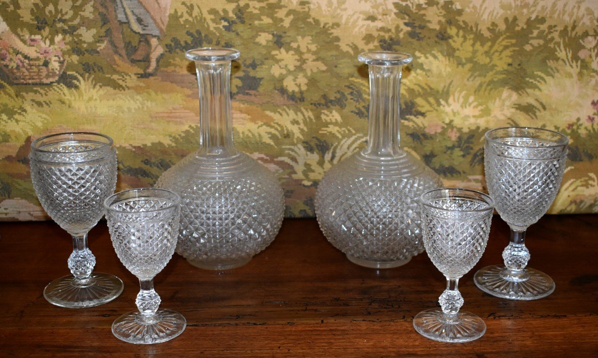 Service De Verres En Cristal De Baccarat Modèle à  pointes de Diamants biseautées ,   Forme Gondole, Deux Carafes décor biseaux.-photo-2