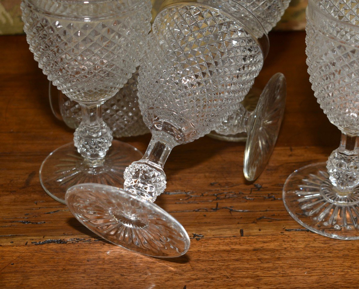 Service De Verres En Cristal De Baccarat Modèle à  pointes de Diamants biseautées ,   Forme Gondole, Deux Carafes décor biseaux.-photo-5