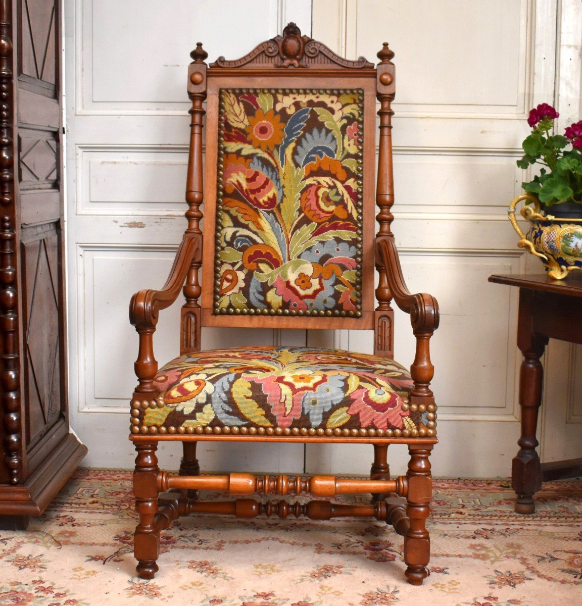 Grand Fauteuil En Noyer De Style Renaissance , Siège  XIXe d'Apparat Tissu  aux Petits Points