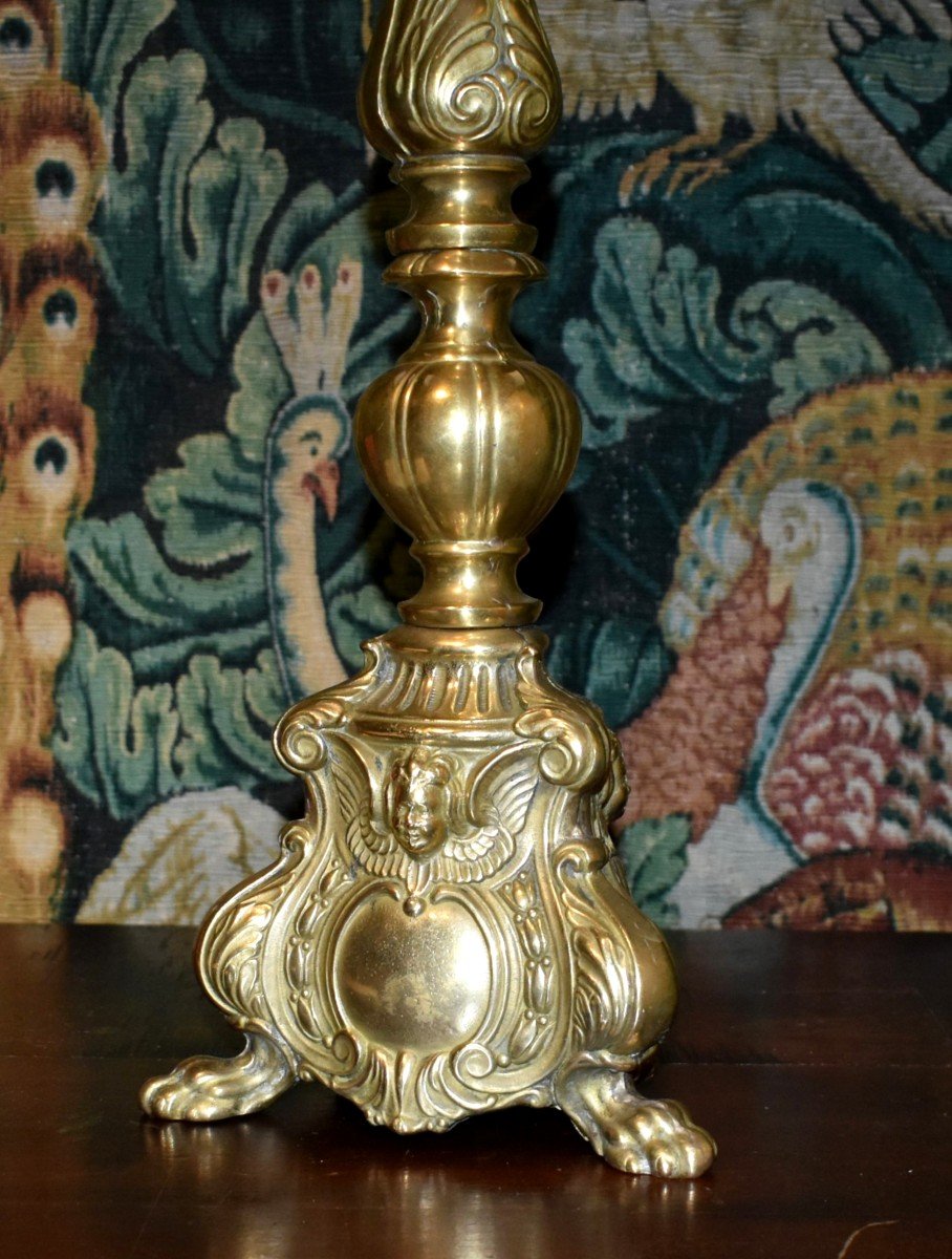 Pique Cierge En Bronze Monté En Lampe, Pied de lampe décor Cartouche,  Tête d'Ange Ailée, Feuilles d'Acanthes , abat-jour couleur lin-photo-3