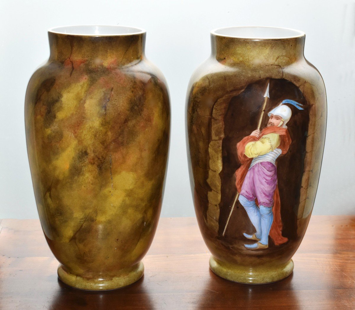 Paire De Vases En Verre Opalin, Opaline à Décor Soldats De La Renaissance, Lance Et Hallebarde-photo-3