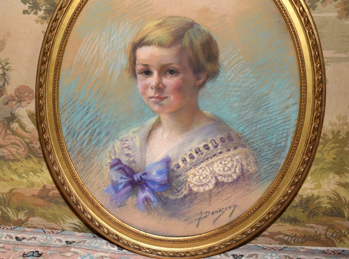 Pastel, Portrait Of A Young Child, Jeanne Dangon 1873-1949. Louis XVI Oval Gilded Frame And Bow-photo-2