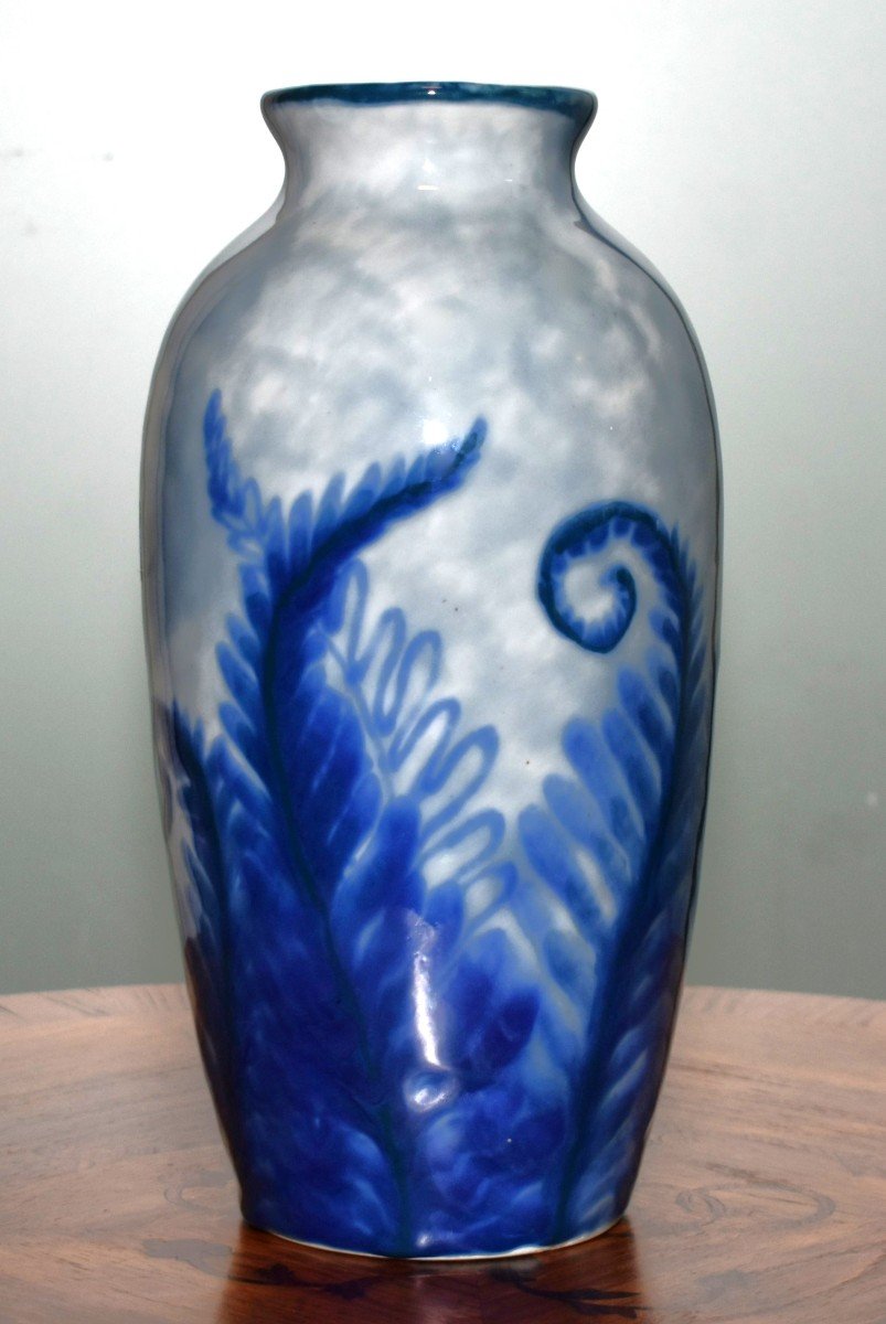 Camille Tharaud Limoges, Grand Vase En Porcelaine émaillée à Décor  De Fougères Bleues, 1930