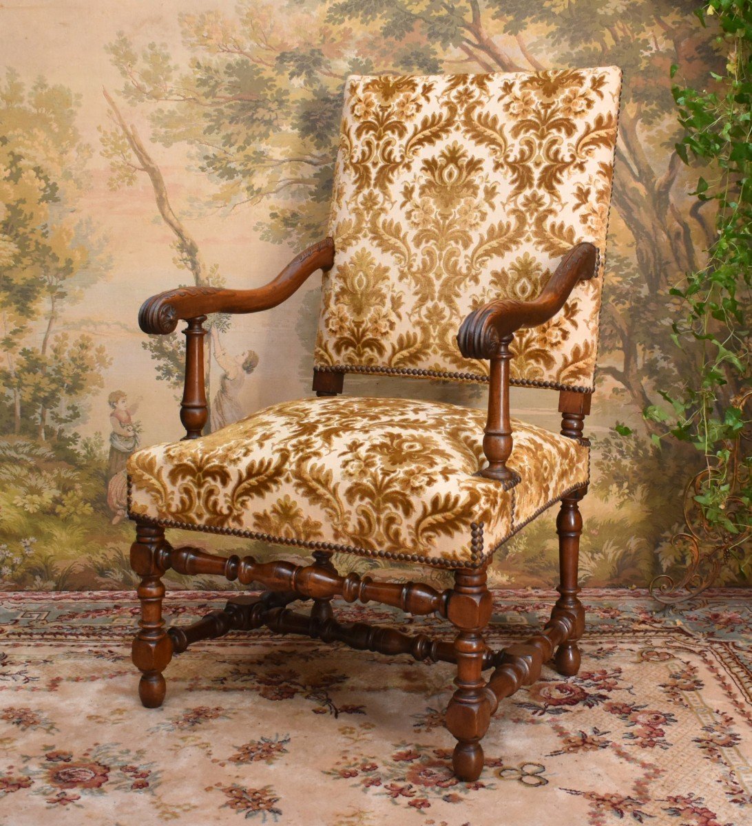 Grand Fauteuil De Style Louis XIII - Louis XIV ,  Large Et Haut Dossier , Tissu Velours Gaufré