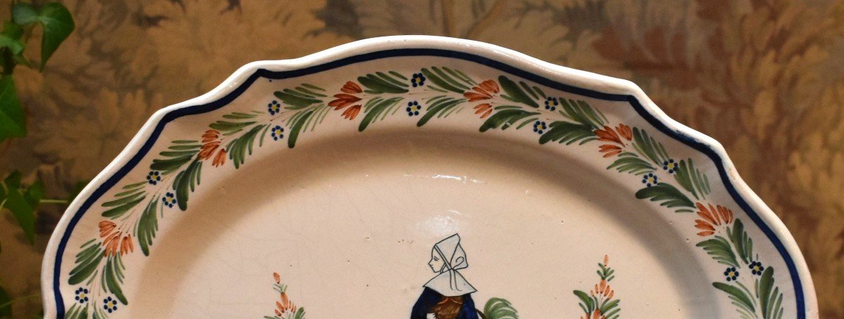 Henriot Quimper, Large Decorative Dish Signed Hr Breton Character, Woman In Traditional Clothing -photo-1