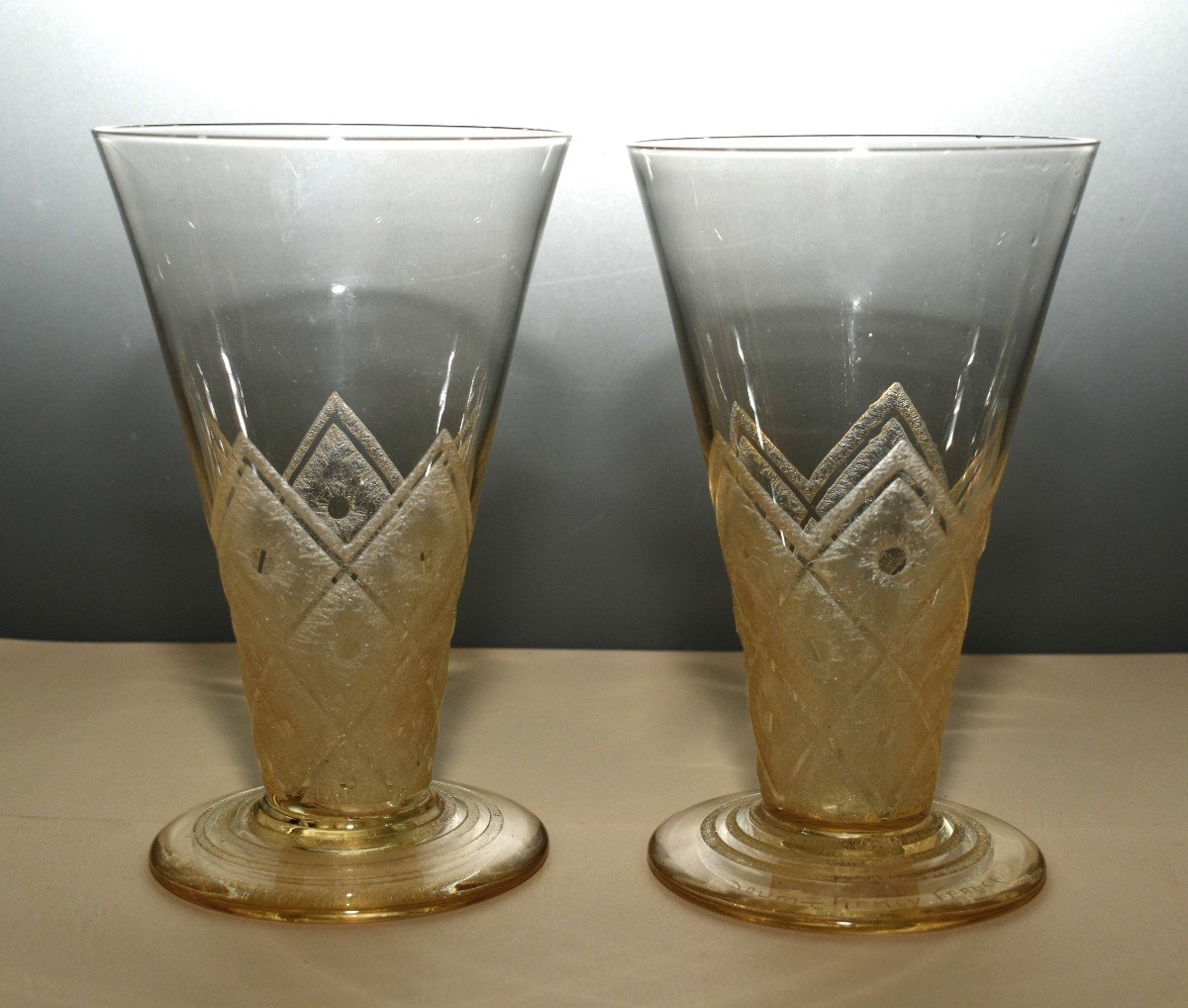 Daum, Paire De Vases Art Déco, Relief Dégagé à l'Acide, Fond Granité, Décor Géométeique, 1930