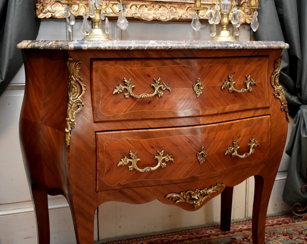 Petite Commode Sauteuse Marquetée De Style Louis XV à 2 Tiroirs, Marqueterie, Bronze Et  Marbre-photo-1