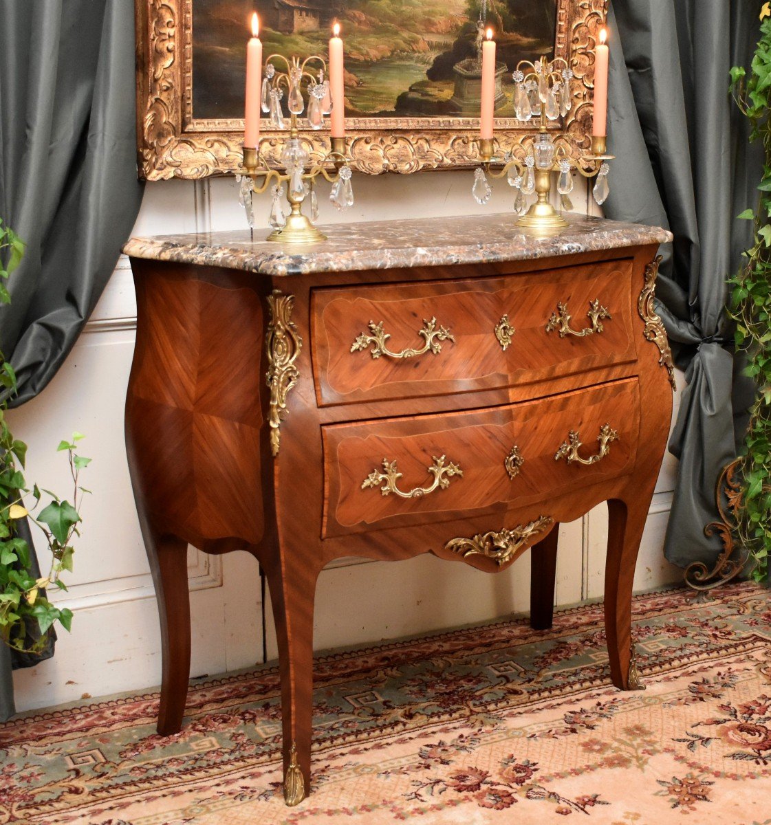 Petite Commode Sauteuse Marquetée De Style Louis XV à 2 Tiroirs, Marqueterie, Bronze Et  Marbre