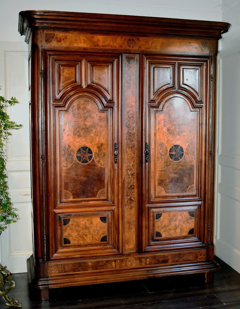 Armoire Louis XIV En Noyer, Loupe Et  Ronce , Motifs  Marqueterie De Bois divers, époque XVIIIe