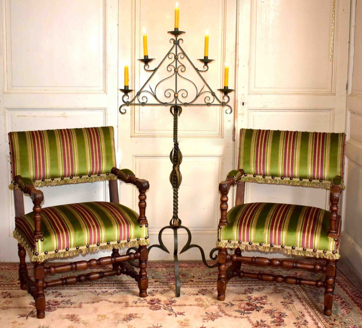 Paire De Chaises à Bras , Fauteuils De Style Louis XIII. Noyer, Pieds Balustre         