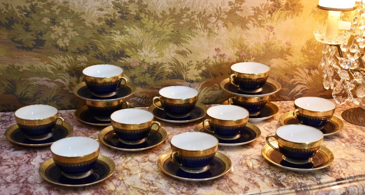 Service à Café Ou à Thé De 12 Tasses  En Porcelaine De Limoges, Bleu De Four Et Incrustation Or