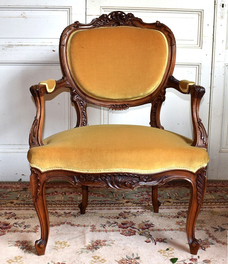 Fauteuil Cabriolet De Style Louis XV Rocaille En Noyer, Tissu Velours Vieil Or, fin XIXème 