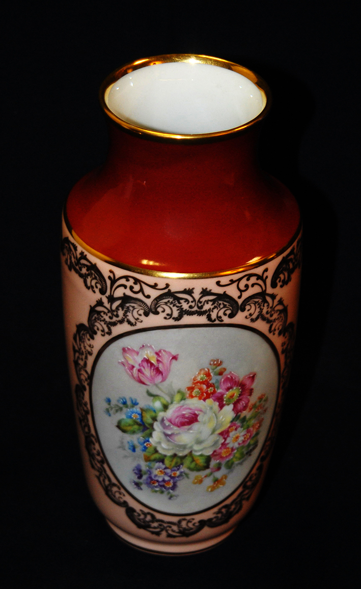 Vase en porcelaine de Limoges peint main, bouquet de fleurs.-photo-1