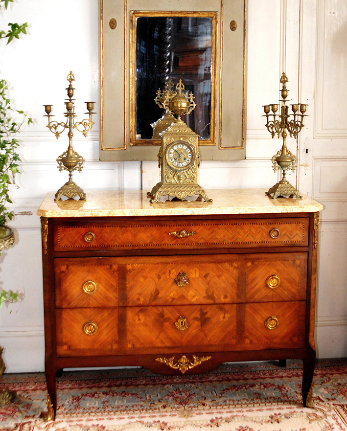 Commode marquetée De Style Transition Louis XV Louis XVI .