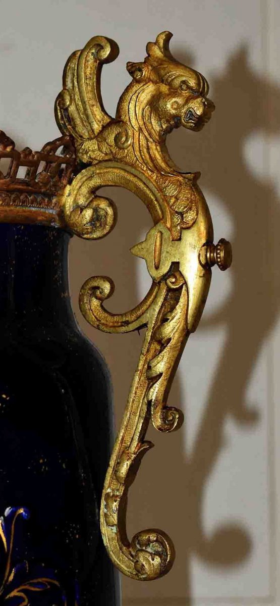 Grand Vase En Faïence Fine Bleu De Four Et Décor Religieux,  Monture  Bronze , Chimères Et Grotesques-photo-6