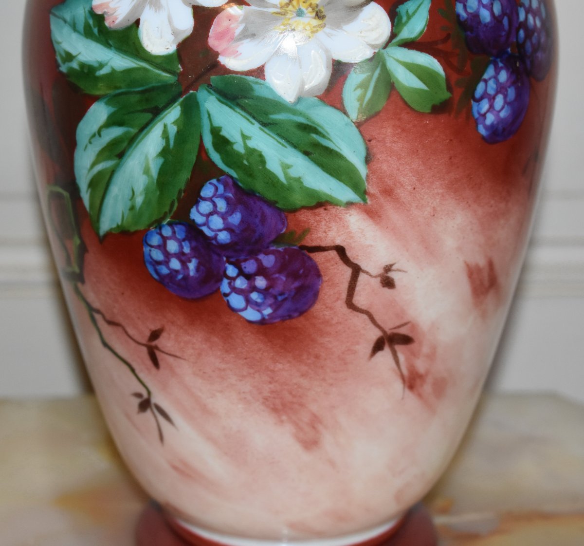 Vase  en Opaline,  Peint Et émaillé, à Décor De Fruits Des Bois, Mûres Et Fleurs.-photo-1