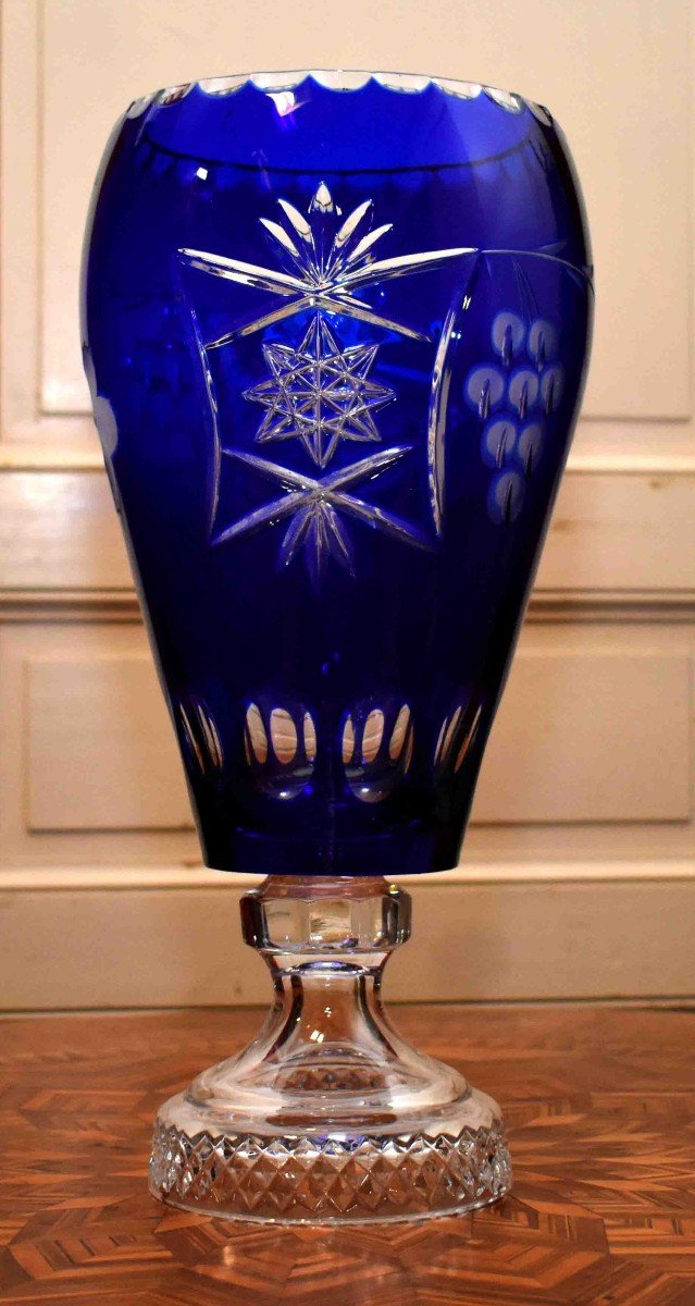 Important Vase En Cristal Taillé Overlay, Bleu Et Translucide à Motifs Fleurs, Raisins Taillés.-photo-3