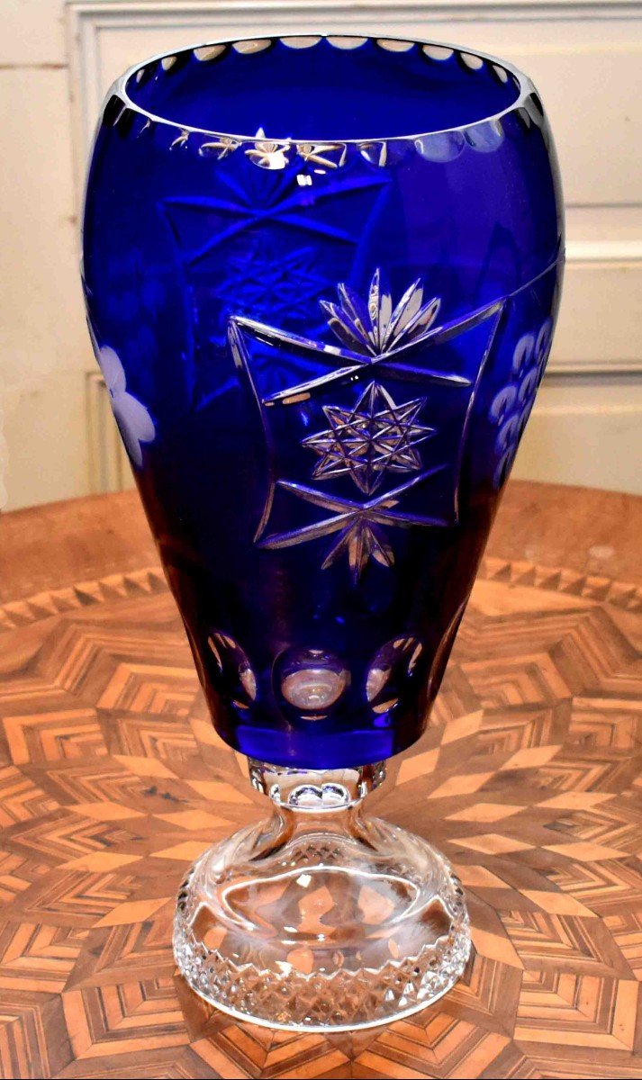 Important Vase En Cristal Taillé Overlay, Bleu Et Translucide à Motifs Fleurs, Raisins Taillés.-photo-2